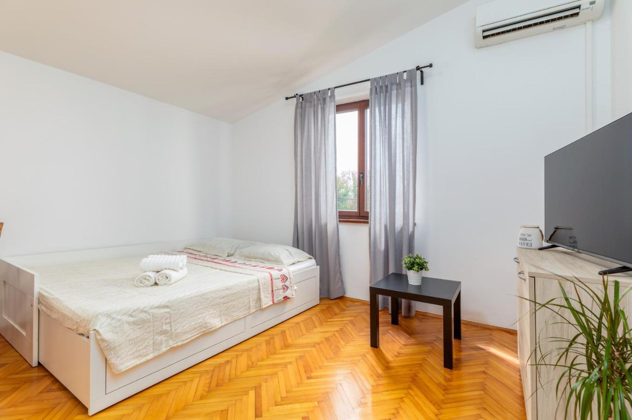 Apartment Tesic Close To The Sea With Shared 4Xbicycles 法扎纳 外观 照片