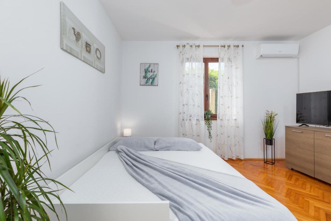 Apartment Tesic Close To The Sea With Shared 4Xbicycles 法扎纳 外观 照片