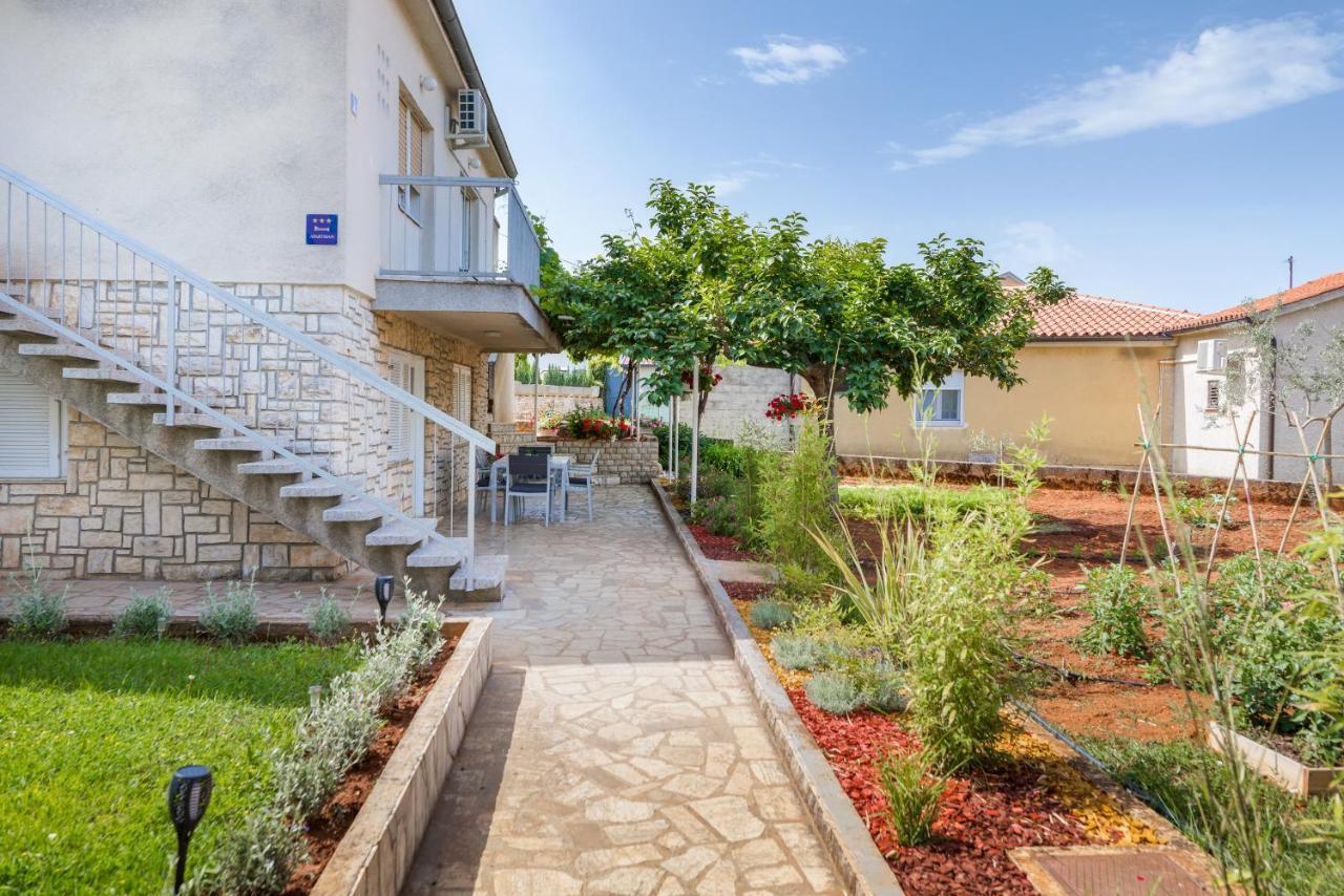 Apartment Tesic Close To The Sea With Shared 4Xbicycles 法扎纳 外观 照片
